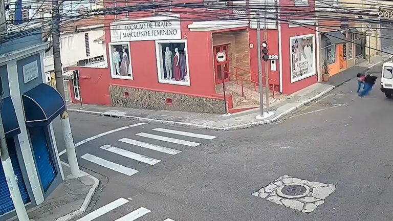 Homem se enrosca em fios e quase é atropelado no interior de SP