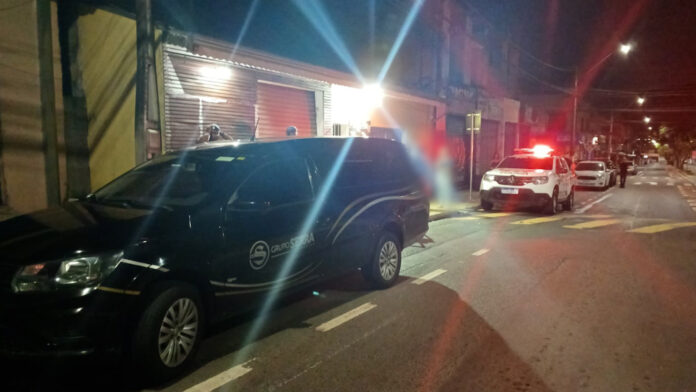 Vítima estava com um bebê de 4 meses no colo quando foi atingida por disparos.