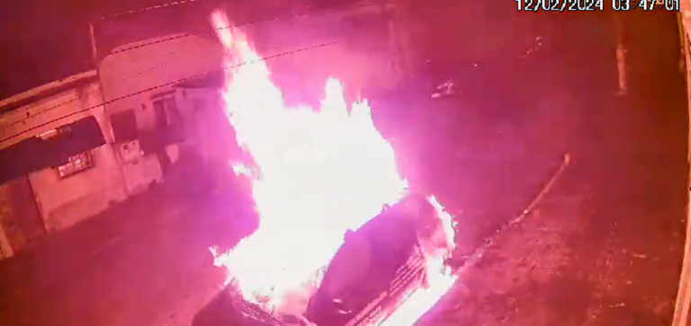 Homem ateia fogo a carro na Vila Industrial em Campinas; veja vídeo