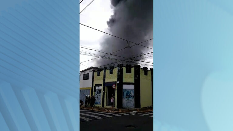 Incêndio atinge loja de materiais elétricos; veja