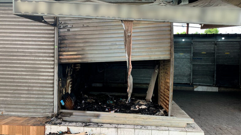 Incêndio destrói loja de celulares no camelódromo do Terminal Central; veja