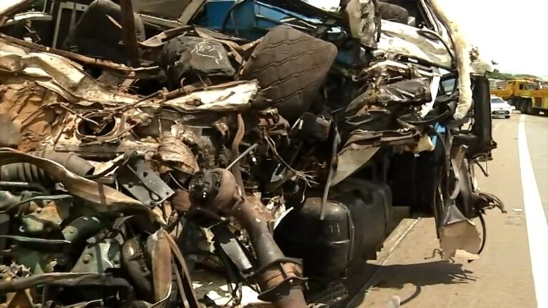 Motorista de caminhão morre após colisão na Rodovia dos Bandeirantes