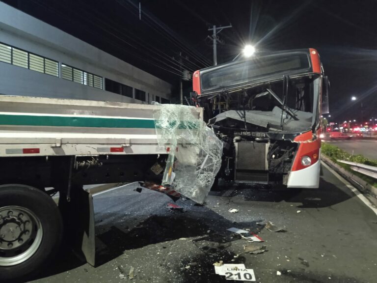 Motorista de ônibus dorme ao volante e bate em caminhão