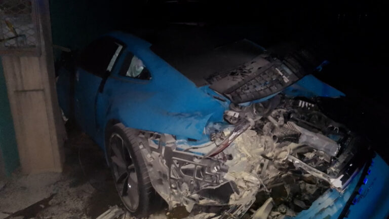 Motorista em carro de luxo bate em dois postes; veículo ficou completamente destruído