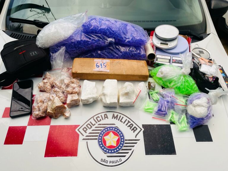 Mulher tenta esconder bolsa cheia de drogas mas acaba presa