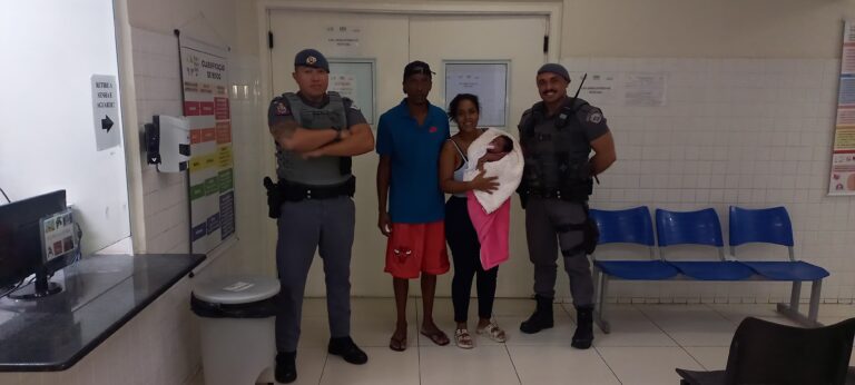 Policiais militares salvam bebê recém-nascida que estava engasgada