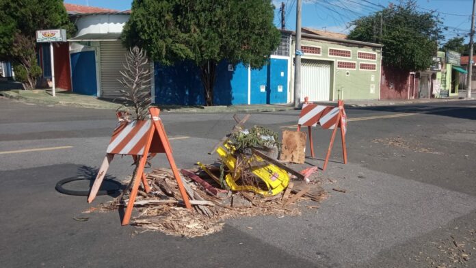 População cobre cratera com entulho para sinalizar via População cobre cratera com entulho para sinalizar via