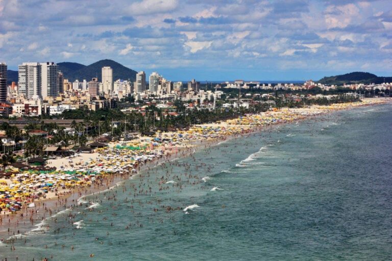 Mulher morre em praia durante brincadeira com o neto no Guarujá