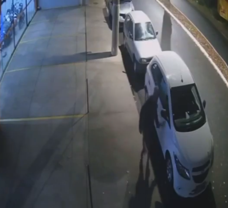 Homem é flagrado riscando carros no interior de SP; veja imagens
