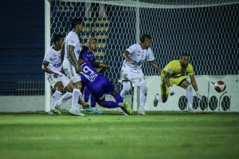 Diante do líder, Comercial perde de goleada e estaciona na lanterna