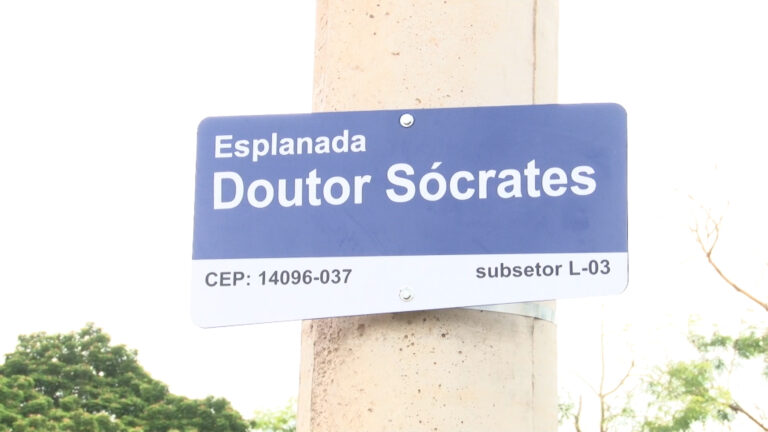 Em dia de jogo contra o Corinthians, esplanada da Arena Nicnet recebe homenagem a Sócrates