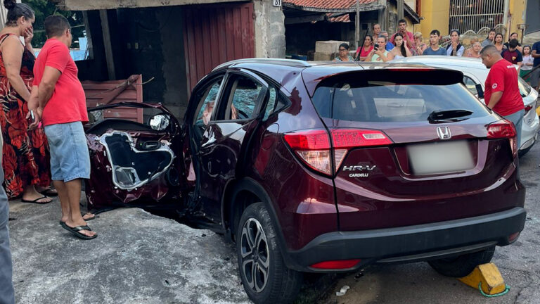 Homem perde controle de carro e invade residência; veja vídeo