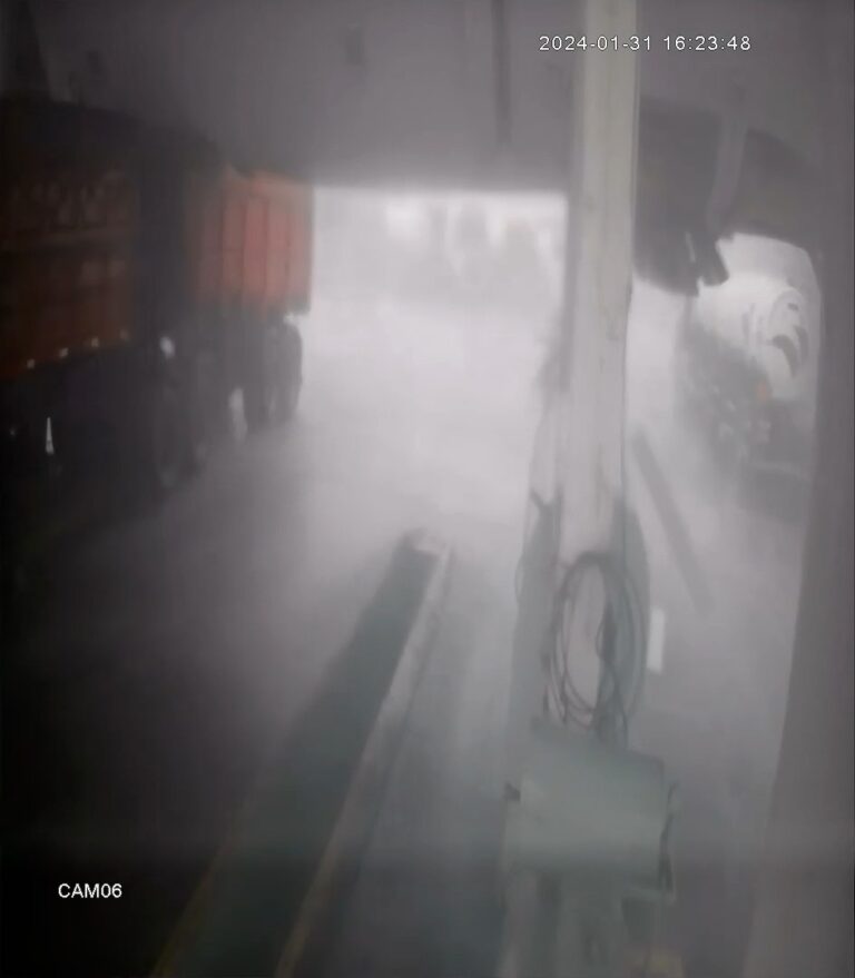 Veja o momento em que cobertura de posto de combustíveis desaba em Capivari