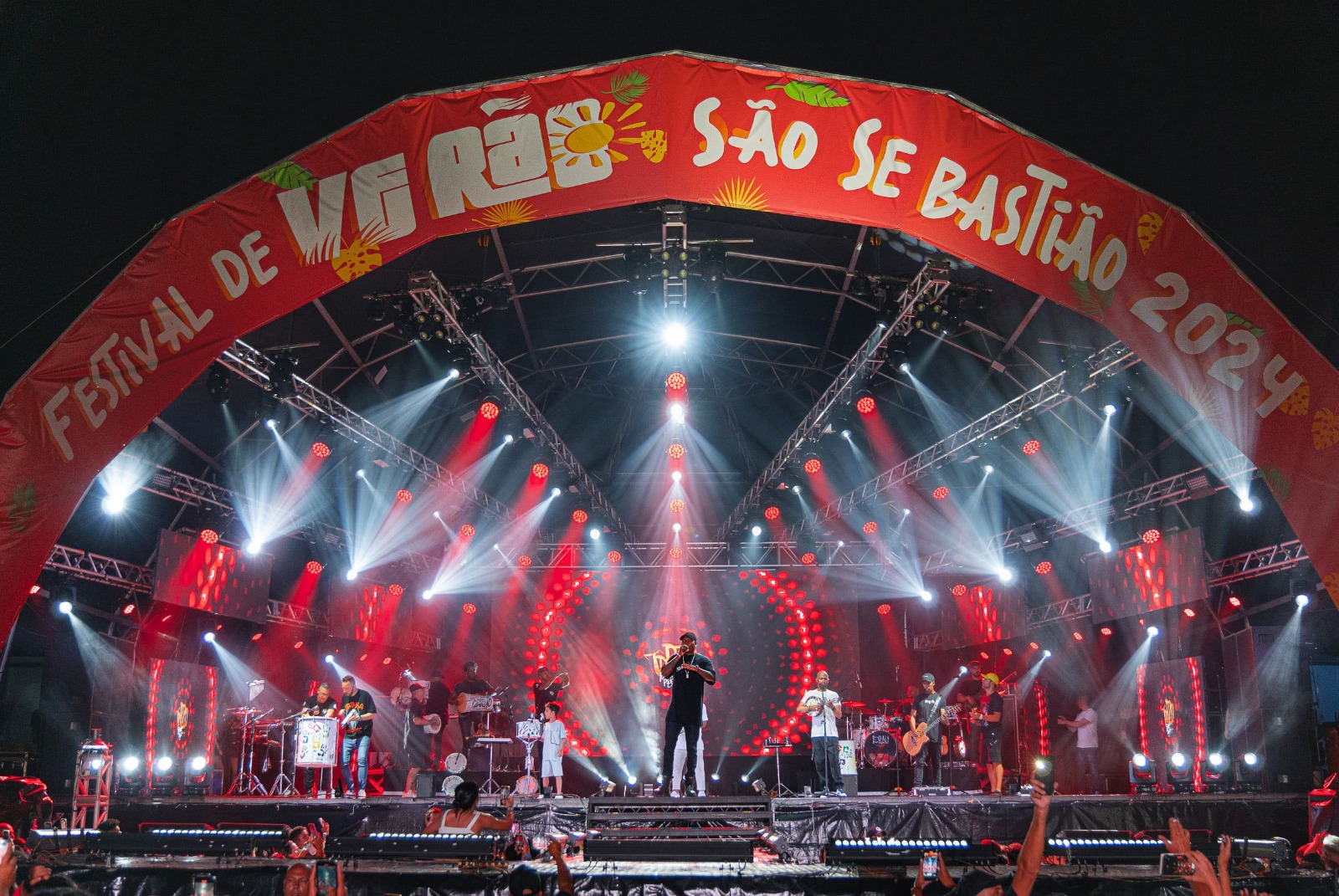 Neste fim de semana, o Festival de Verão agita São Sebastião com shows musicais de diversos artistas. A banda Maneva, Os Barões da Pisadinha e o cantor Hungria irão se apresentar no evento.