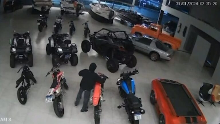 Criminosos se atrapalham e não conseguem roubar jet ski avaliado em R$ 160 mil