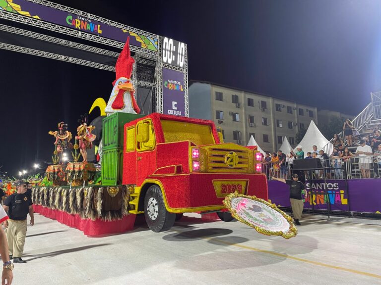 Escola de samba Unidos da Zona Noroeste abre os desfiles no carnaval santista