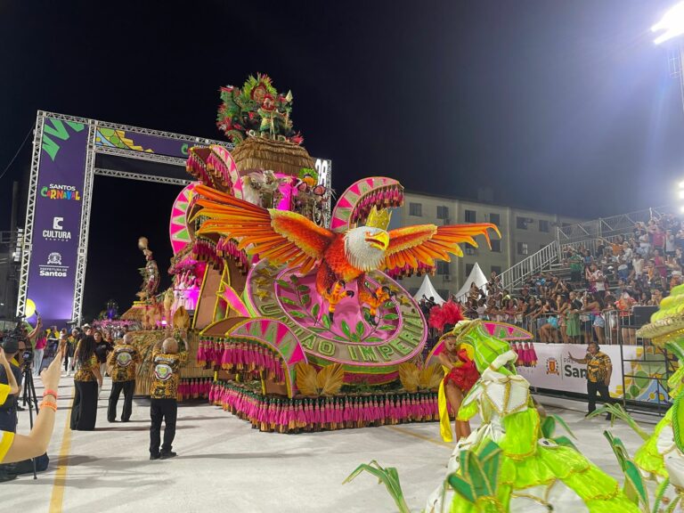 Escola de samba União Imperial é a segunda a desfilar na Passarela do Samba, em Santos