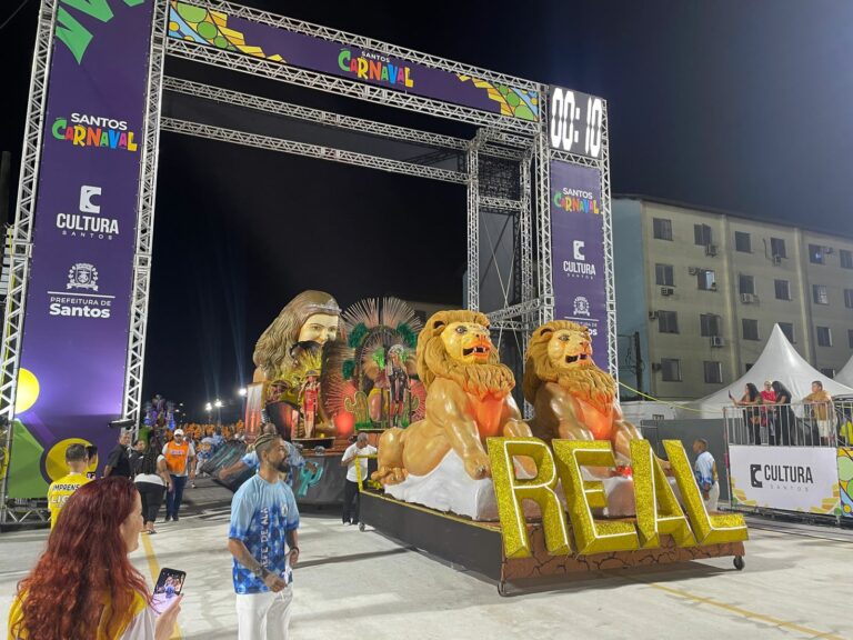 Escola de samba Real Mocidade encerra o primeiro dia de desfile em Santos