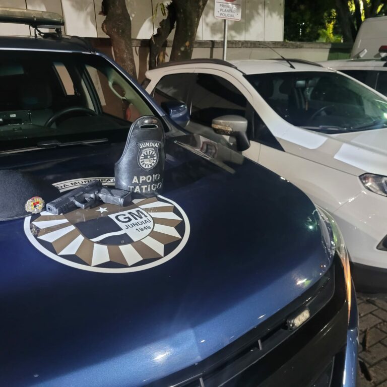 Ladrão de carro é preso pela polícia tentando fugir em rua sem saida