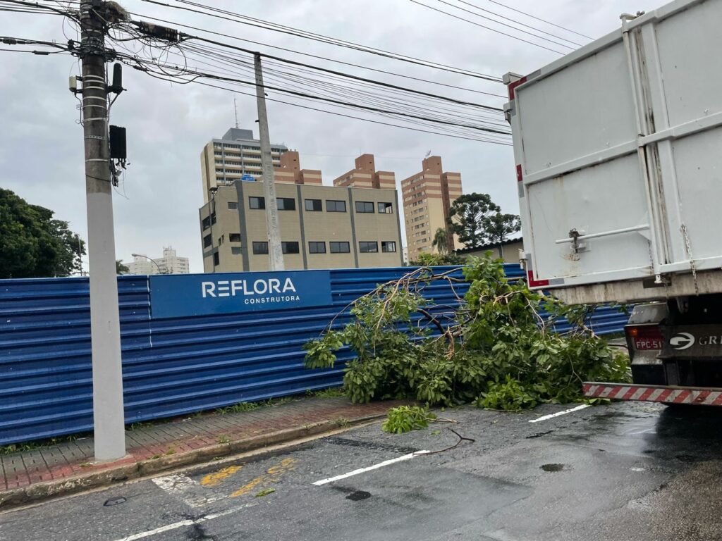 chuva forte causa estragos na vale do paraíba