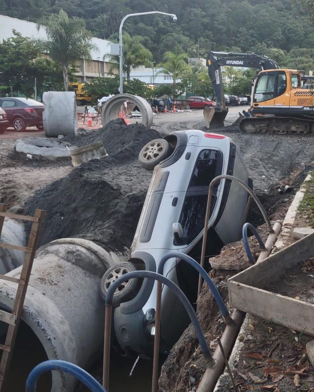 motorista alcoolizado cai com carro dentro de obra em ssb