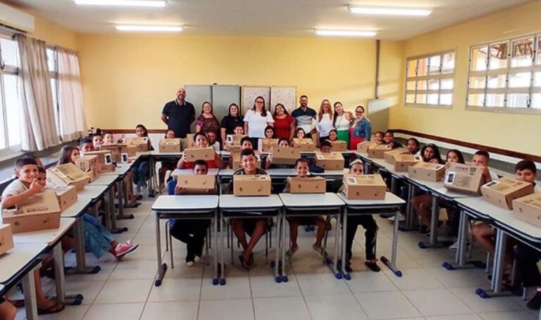 Prefeitura de Birigui realiza entrega de materiais escolares no primeiro dia de aula