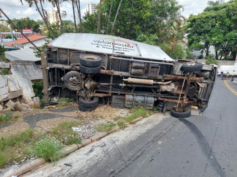 Caminhão carregado com pisos bate em concessionária no interior de SP