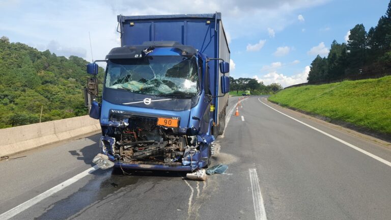 Colisão entre veículos causa derramamento de líquido inflamável na rodovia Dom Pedro