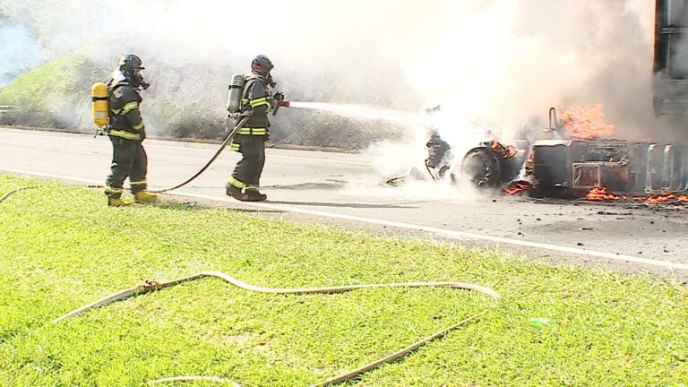 Caminhão em chamas: colisão causa incêndio e interdita rodovia Dom Pedro