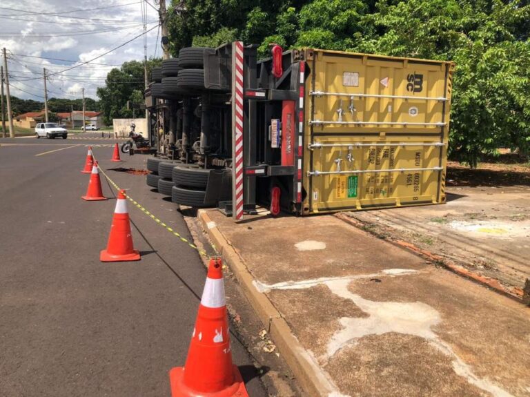 Semirreboque carregado de farinha tomba após asfalto ceder em Araçatuba