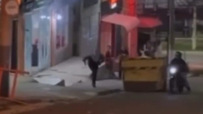 Motoboys protestam contra atraso de salário e destroem lanchonete; veja vídeo