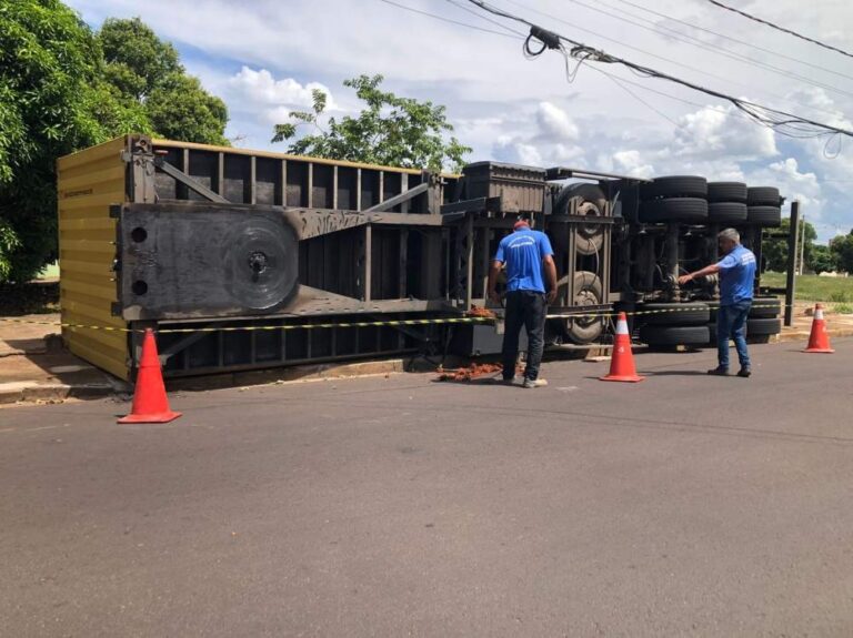 Engenheiro da Prefeitura investiga causas de tombamento de semirreboque em Araçatuba