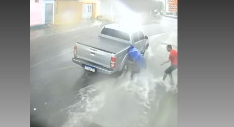 Vídeo | Mulher arrastada por chuva é socorrida por comerciante em São Carlos
