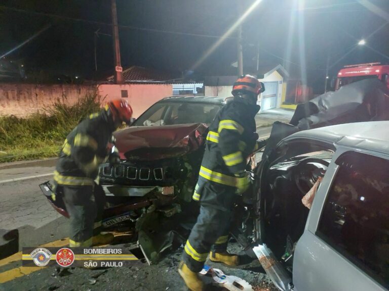 Acidente entre veículos deixa vítima presa nas ferragens