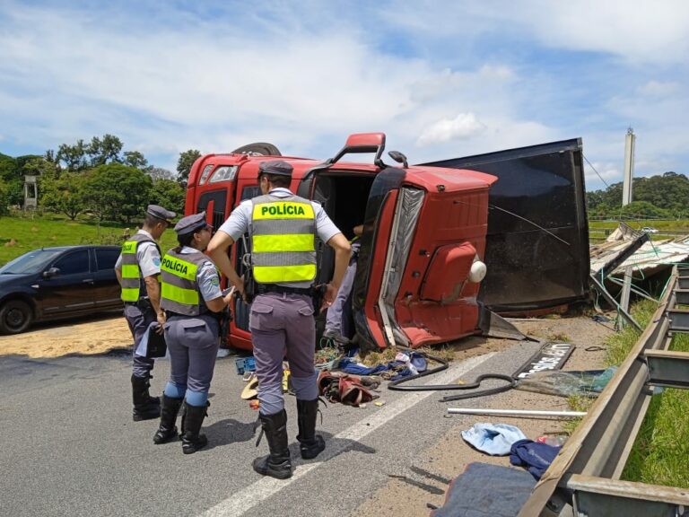 Motorista tem ferimentos graves após carreta tombar na Bandeirantes
