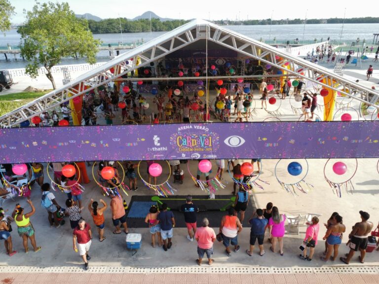 Arena de Carnaval Thathi Band Litoral em Cubatão agita final de semana de carnaval