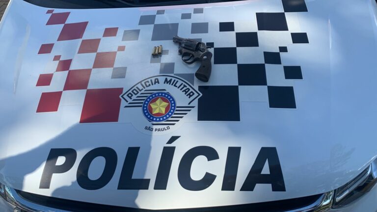 Homem é preso depois de arremessar arma com numeração raspada
