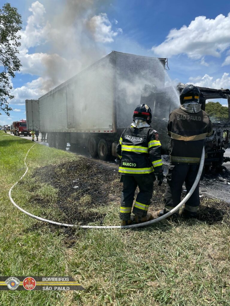 caminhão pega fogo em caçapava
