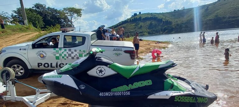 Criança de 7 anos dirige moto aquática no interior de SP