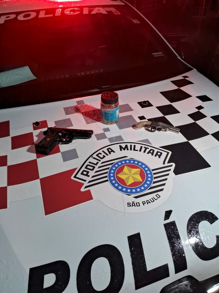 PM prende integrante de facção criminosa e apreende armas e munições