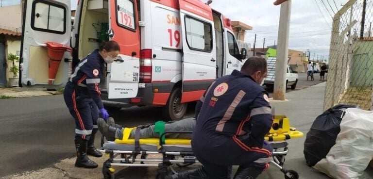Homem de 56 anos sofre trauma na cabeça ao ser atropelado enquanto atravessava rua