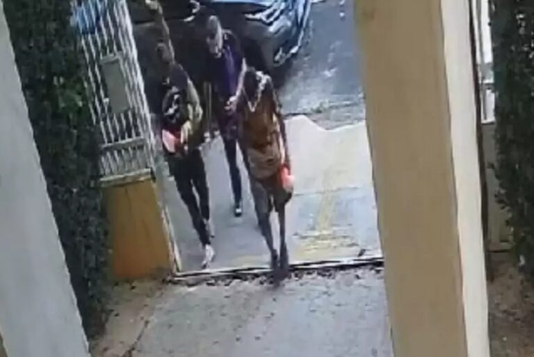 Vídeo | Ladrão faz sinal da cruz, invade igreja e furta dinheiro