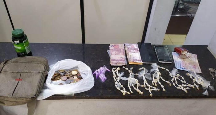 Ao traficar crack e cocaína em frente a creche, homem é detido pela Polícia Militar