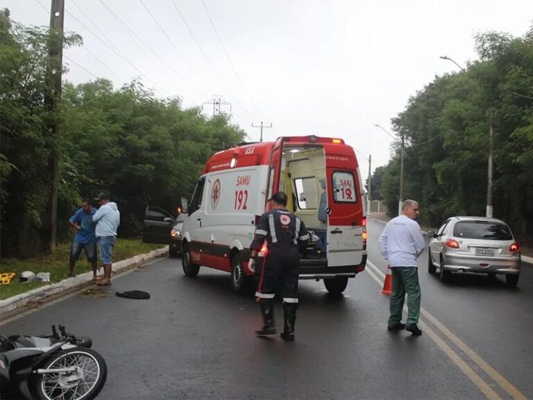 Motociclista se engasga com o próprio sangue após acidente e é salvo por populares