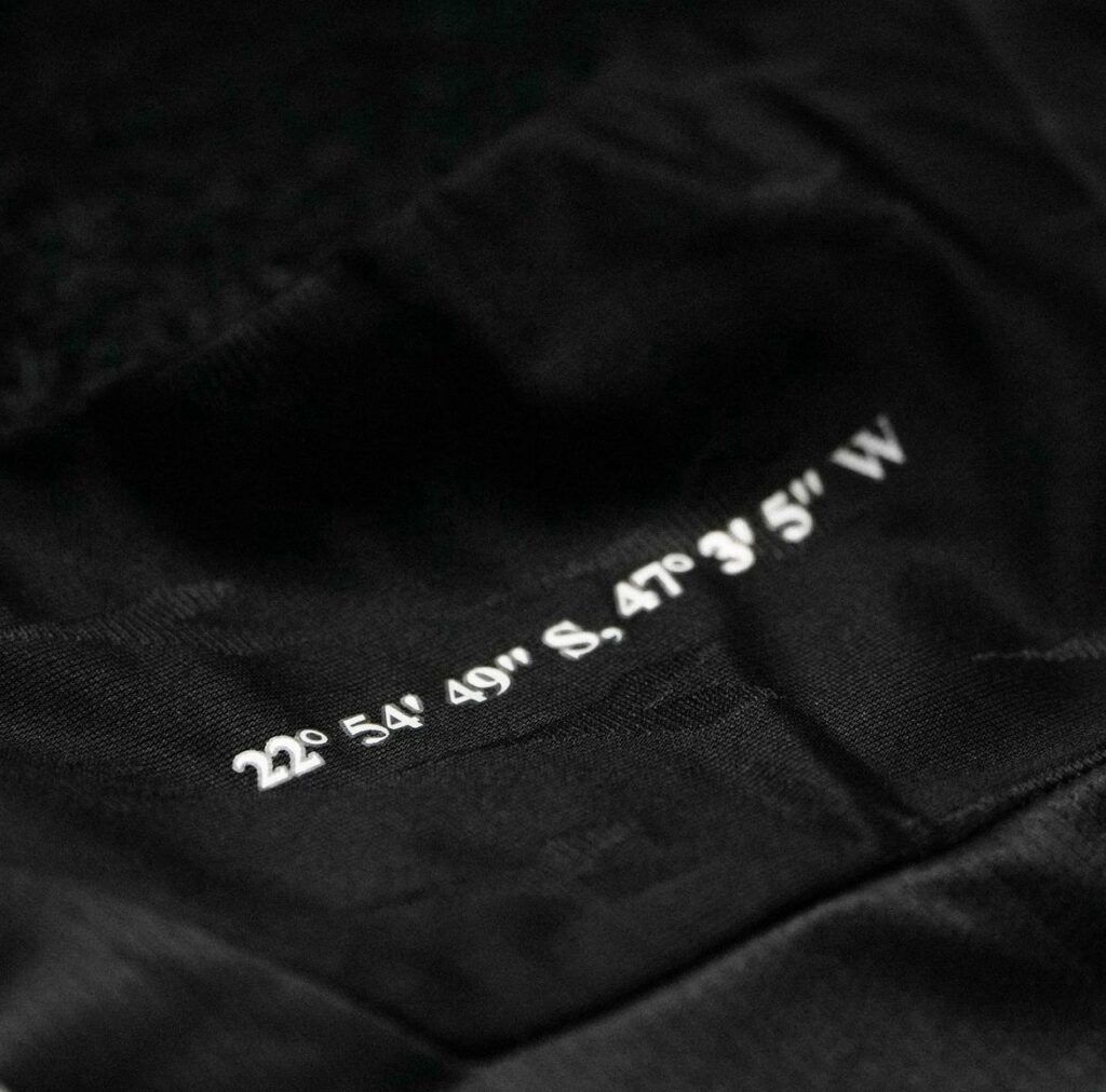 Coordenadas do Moisés Lucarelli estampadas na nuca. Foto: Reprodução/@PontePretaoficial