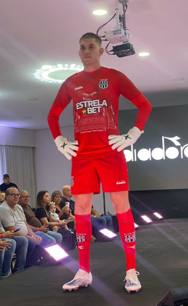 Camisa de goleiro levam a fachada do Majestoso fundida a um macaco, a fim de representar a torcida. Foto: Julia Vilela.