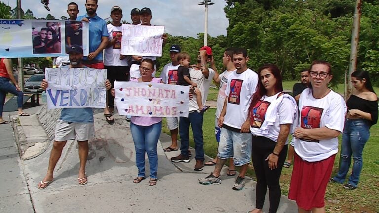 Família protesta contra prisão de jovem acusado de roubo