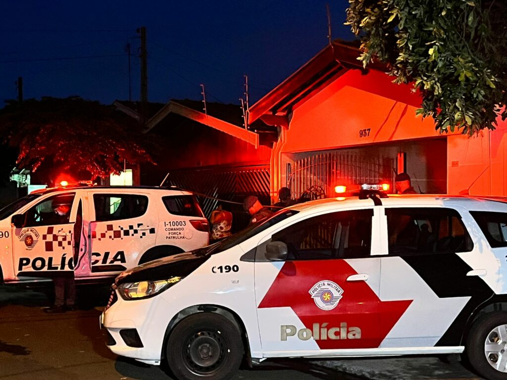 Homem mata a esposa e passa o dia com o corpo antes de chamar a polícia