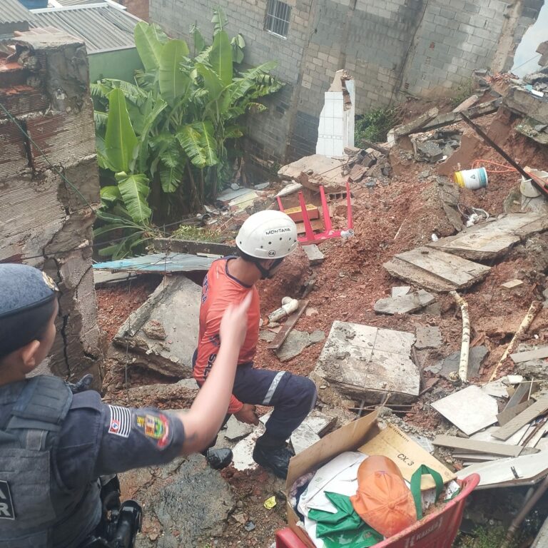 Casa desaba e defesa civil interdita imóveis em área de risco