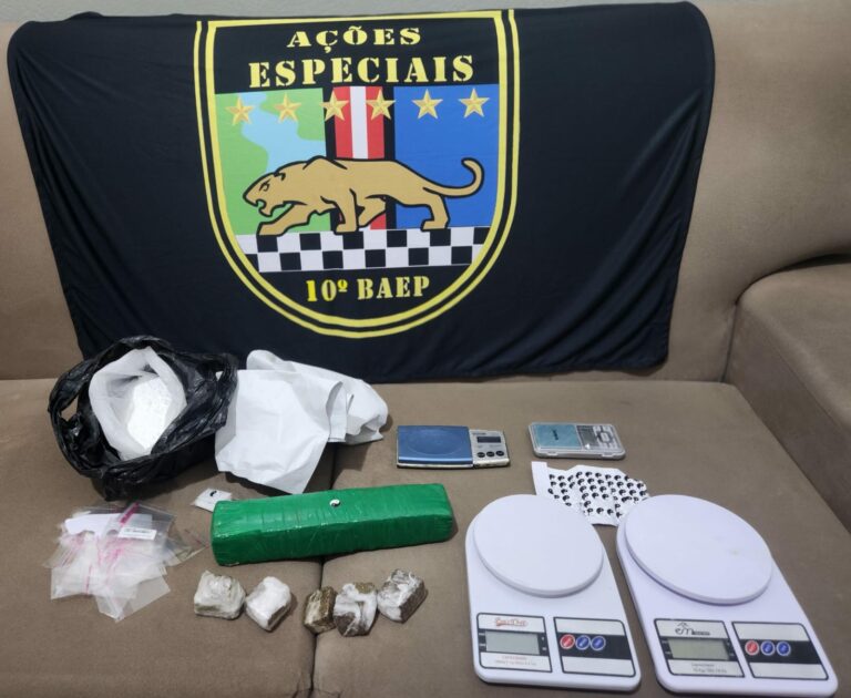 Policiais encontram drogas escondidas em forro de casa; veja o momento